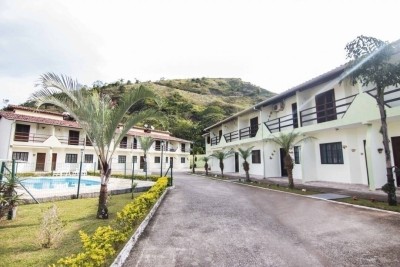 Linda Casa Mobiliada com Churrasqueira Privativa em Condomínio com Piscina