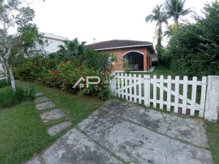 Casa em Cond. Fechado de Alto Padrão ( acesso direto à  praia da Cocanha )