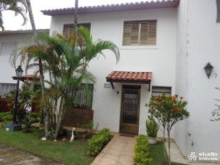 Casa com 2 dts em Condomínio Fechado no Jardim Aruan