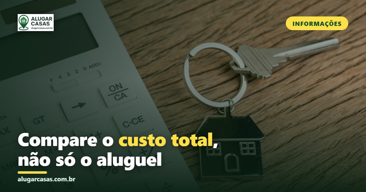 Chave de casa e calculadora sobre a mesa: calcular o custo total do aluguel