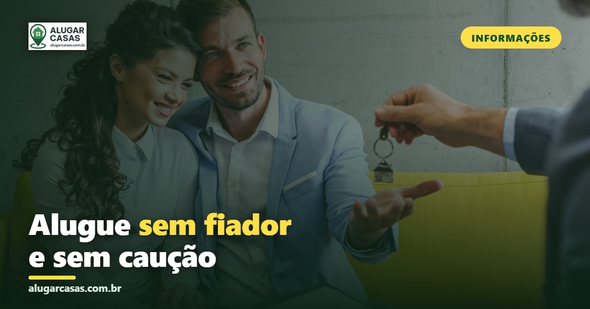 Corretor entregando as chaves do imóvel a um casal — locação sem fiador